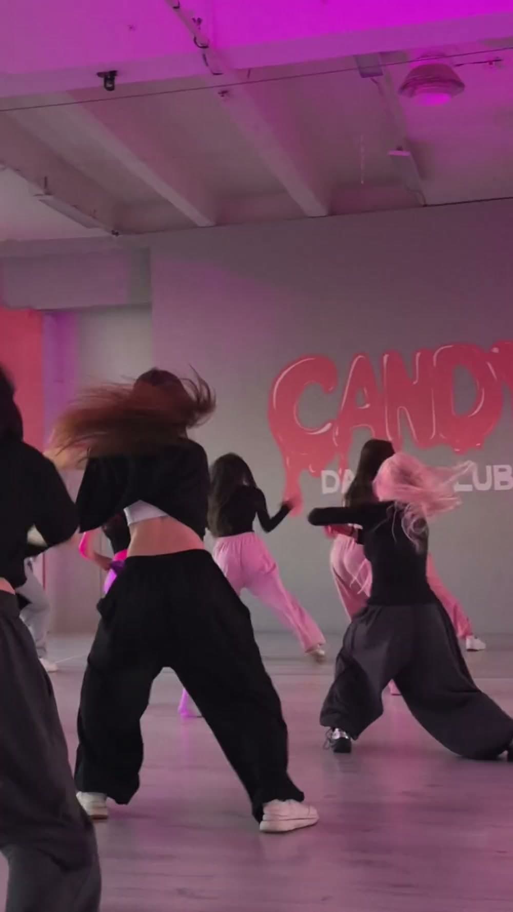 Занятие в зале Candy Dance Club под цветным светом